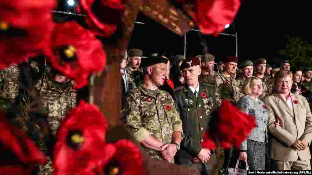 На передньому плані (зліва направо) Євген Межевікін – танкіст, майор Збройних сил України, заступник командира 1-ї окремої танкової бригади, Герой України і Павло Чайка – військовий Збройних сил України, лейтенант, повний кавалер ордена «За мужність»