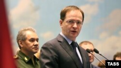 Владимир Мединский на открытии выставки Студии военных художников им. М.Б. Грекова. Фото Павел Смертин/ТАСС