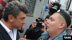 Борис Немцов объясняет сотруднику ОМОНа правила применения права.