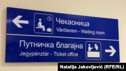 Nova tabla s natpisom na ćirilici, engleskom i mađarskom jeziku na Železničkoj stanici u Subotici. Iako su u ovom gradu u službenoj ipotrebi i hrvatski i bunjevački jezik, njih nema na tabalama s informacijama za putnike, 14. novembar 2024.