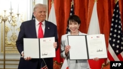 دونالد ترامپ (چپ)، رئیسجمهور آمریکا، و سانائه تاکایچی، نخستوزیر ژاپن، در مراسم امضای سندی در مورد اجرای توافق تجاری آمریکا و ژاپن، عکس یادگاری گرفتند