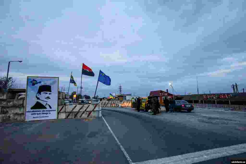 Процедура огляду легкових автомобілів на блокпосту в районі пункту пропуску «Чонгар», де триває акція кримських татар й активістів із блокування вантажного транспорту, що прямує в окупований Росією Крим. Херсонська область, 4 листопада 2015 року.  