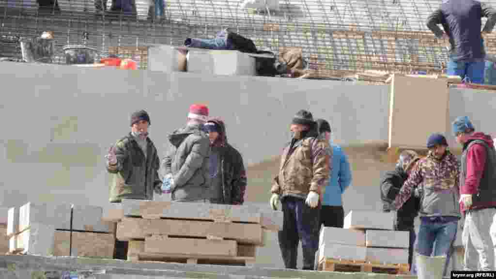 Тендер на реконструкцию Большой и Малой Митридатских лестниц каждый раз выигрывали компании из соседней России. Первым подрядчиком была компания «Меандр» из Санкт-Петербурга, сейчас работы осуществляет акционерное общество «Баварский дом» из Москвы