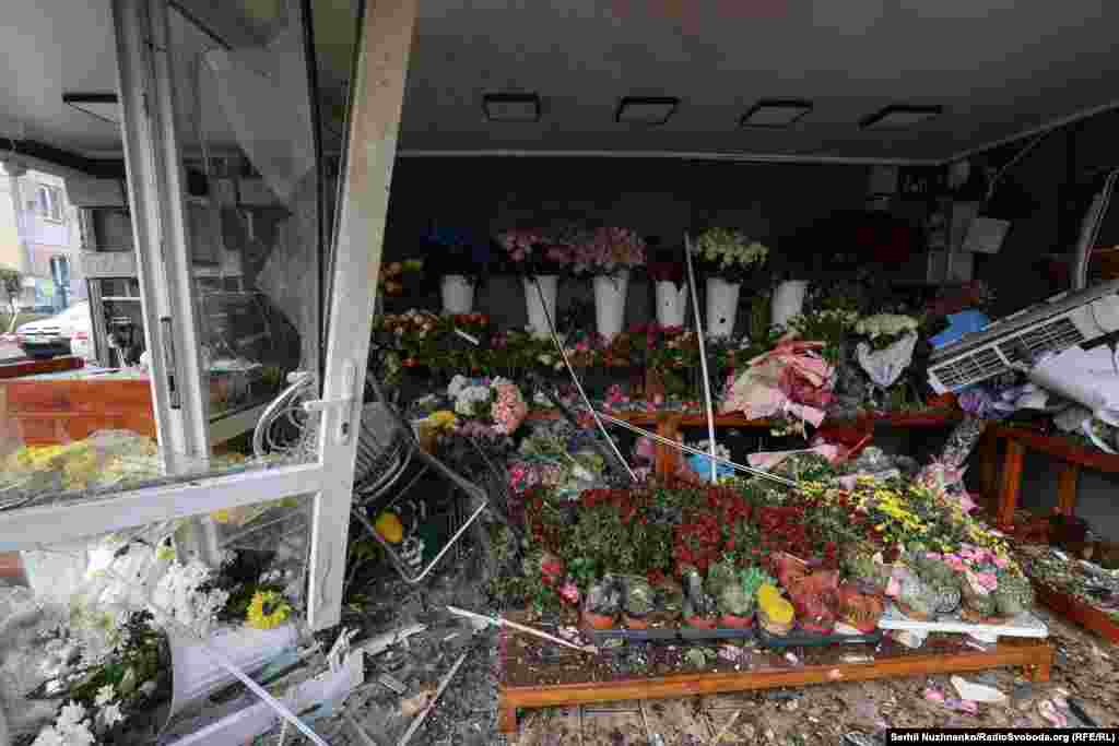 Уламки дрона також пошкодили квітковий магазин – вітрина розбита повністю. Керівництво Росії заперечує, що російська армія під час повномасштабної війни завдає цілеспрямованих ударів по цивільній інфраструктурі міст і сіл України, убиваючи цивільне населення і руйнуючи лікарні, школи, дитячі садочки, об’єкти енергетики та водозабезпечення.