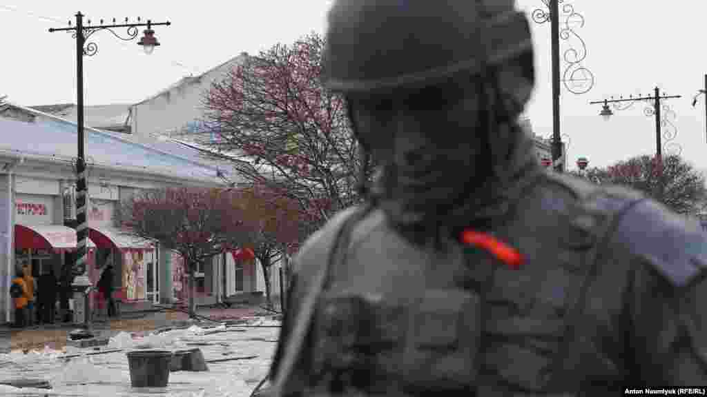 Памятник «зеленому человечку» на улице в Симферополе, где проводятся ремонтные работы