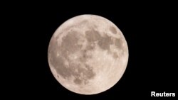 Potrivit specialiștilor, vom asista la două evenimente astronomice care se vor petrece la mică distanță: apariția lunii pline și momentul în care se va apropia cel mai tare de planeta albastră.