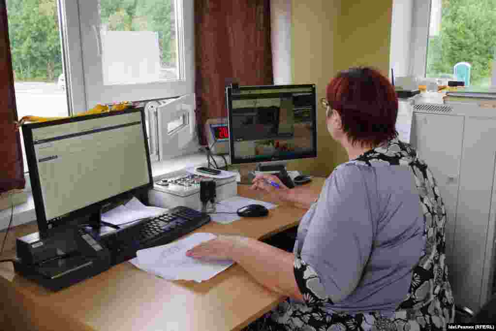 Пульт управления полигоном. Марат Зарипов, начальник IT-отдела ООО “ПЖКХ” заверяет: “Те машины, которые не зарегистрированы в системе, на полигон не попадут”. Они рассчитывают, что таким образом смогут точно спрогнозировать срок службы полигона.    