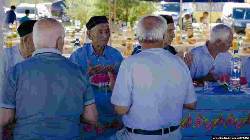 Перед тем, как сесть за стол, снова читают молитву, благодарят Всевышнего за то, что он утолил голод и напоил 