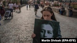 Студентка тримає плакат з портретом Мілади Горакової, Прага, 25 червня 2020 року