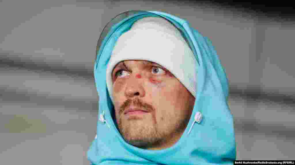 Во время брифинга спортсмен также вспомнил, как в третьем раунде «неплохо попал» Джошуа в подбородок: «Внутреннее состояние было такое – почувствовал кровушку и пошел. Этот раунд был очень напряженным». По словам боксера: «В дальнейшем тренер помогал ему контролировать ситуацию, поэтому Усик был «технически собран»». На вопросы болельщиков о планах на утро, Александр ответил: «Детей в школу отвести»