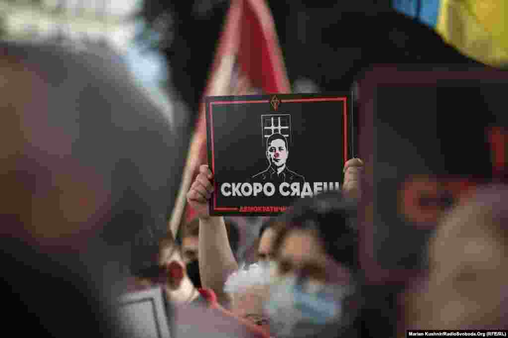 «Я точно розумію, що ця ситуація, ідея такої операції – це була ідея, скажімо так, інших країн, точно не України. І те, що Україну максимально затягували в це питання – це правда. І те, що цього не відбулося, ще раз проводячи паралель із тим, що відбулося в Білорусі, я вважаю – слава Богу, що ми проявили питання суб’єктності в цьому важливому питанні», – сказав у тому ж інтерв’ю Володимир Зеленський