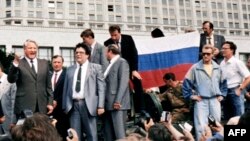 Против ГКЧП выступил президент РСФСР Борис Ельцин, который издал указ о том, что все исполнительные органы власти должны подчиняться ему. На снимке Ельцин 19 августа 1991 года у здания Верховного Совета РСФСР (Белого Дома) на танке призывает к всеобщей акции протеста против путча.