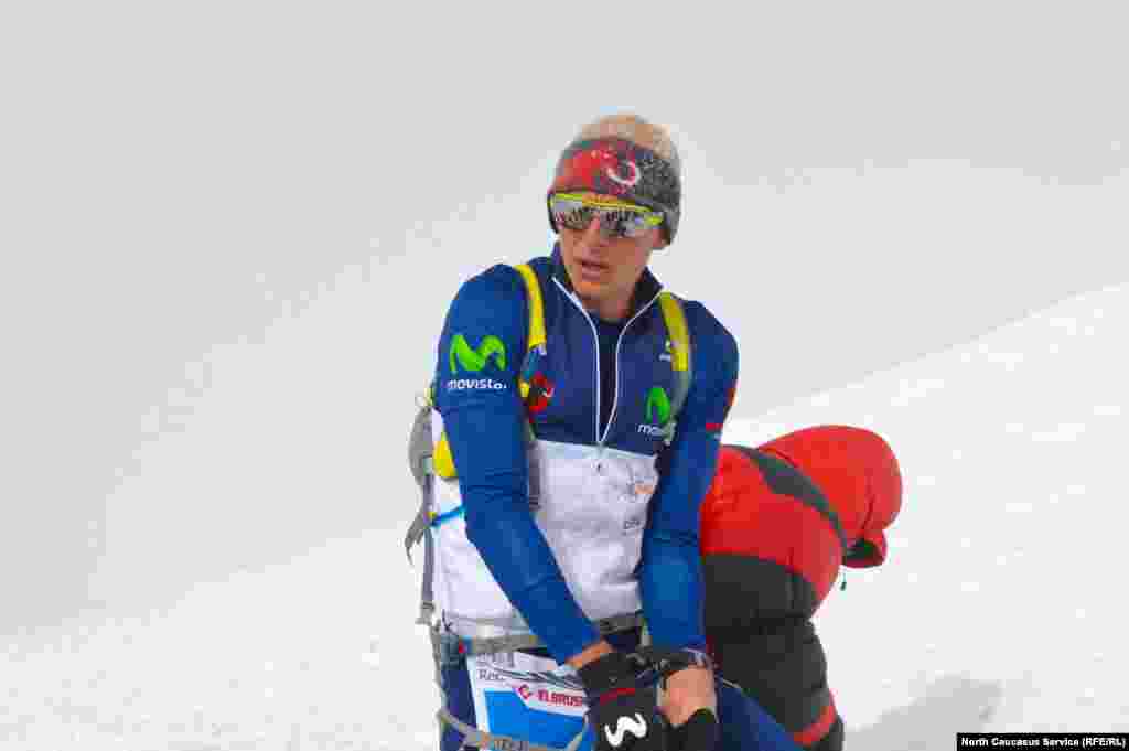 На скоростном восхождении зафиксированы два рекорда. Эквадорец Карл Эглофф поднялся на вершину с поляны Азау за 3 часа 24 минуты. И его новый мировой рекорд – подъем и спуск за 4 часа 20 минут 45 секунд