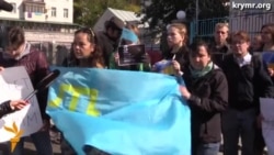 В Киеве поддержали крымских татар пикетом В Киеве поддержали крымских татар пикетом