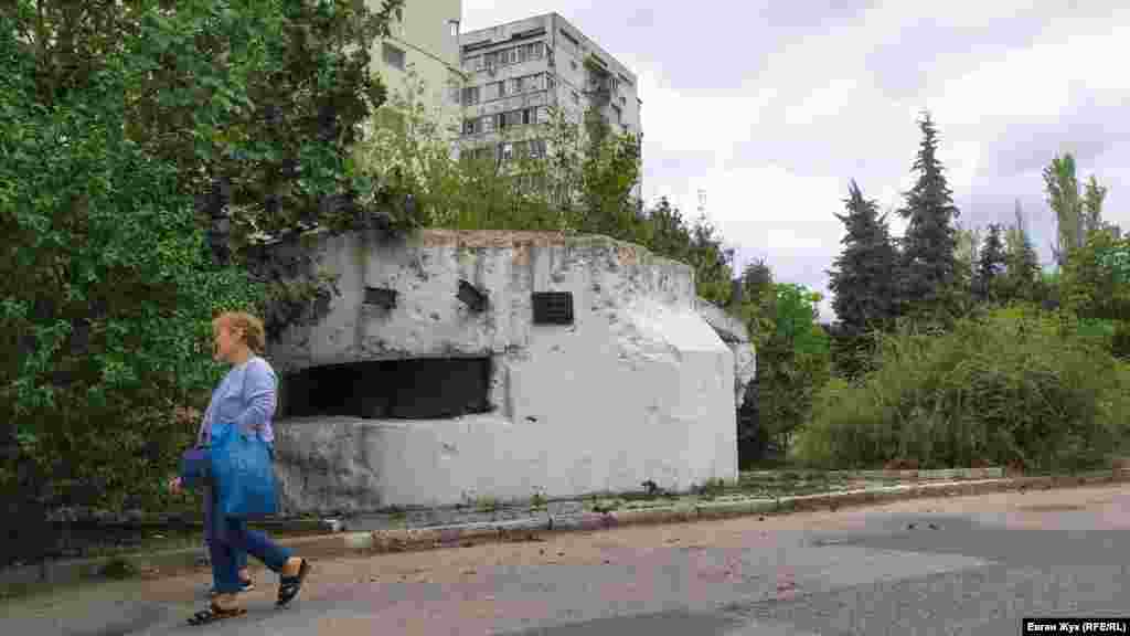 Долговременная огневая точка времен Второй мировой на проспекте Генерала Острякова в Севастополе. Как пишут в военных словарях, ДОТ – это «отдельное малое капитальное фортификационное сооружение из прочных материалов, предназначенное для долговременной обороны и стрельбы различными огневыми средствами из защищенного помещения (боевого каземата)»