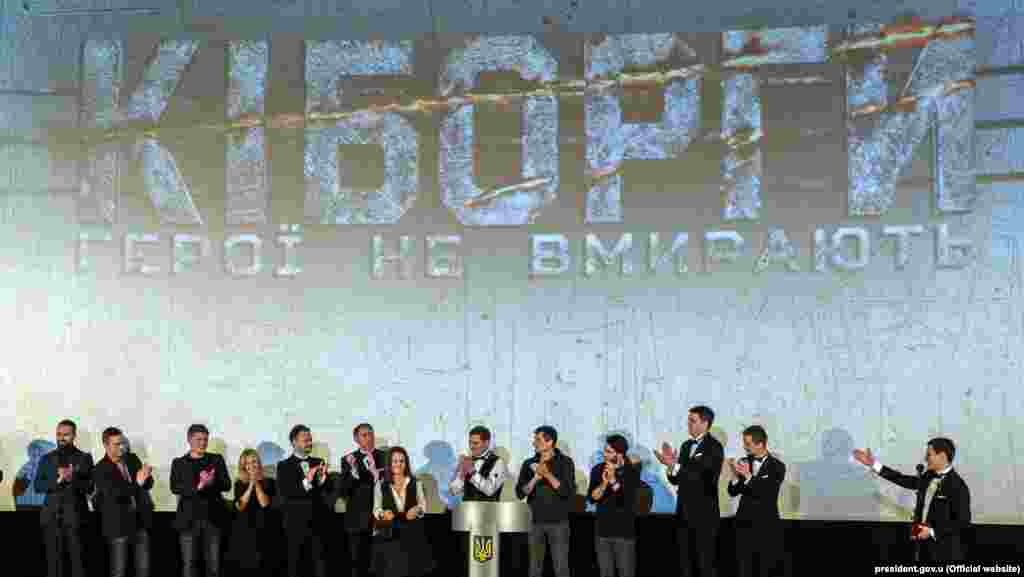 «Киборги» стал первым художественным фильмом, в котором впервые показали войну с поддерживаемыми Россией боевиками на востоке Украины. В фильме речь идет о битве за стратегически важный аэропорт Донецка. «Киборги» стал самой кассовой лентой за время независимости Украины