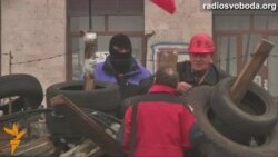 Сепаратисти продовжують утримувати будівлю ОДА в Донецьку Сепаратисти продовжують утримувати будівлю ОДА в Донецьку