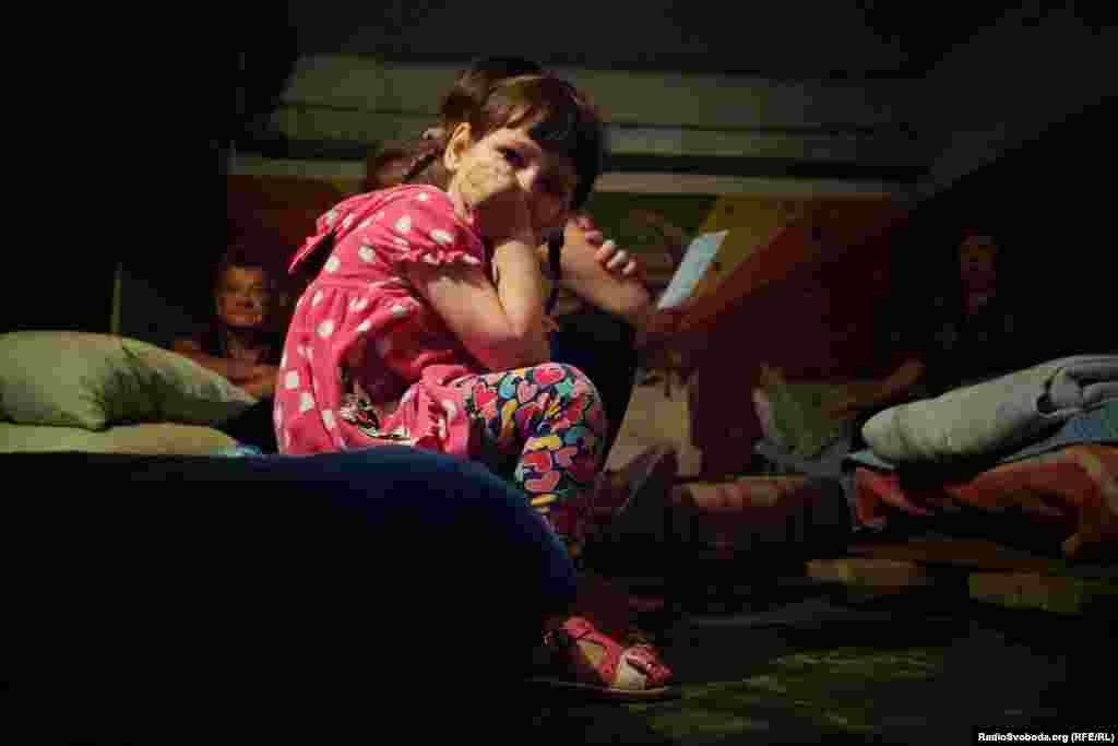 Деякі родини з дітьми вирішили повернутися з Росії, зрозумівши, що ситуація у місті полегшилася. Однак через те, що школи закриті на літні канікули, а грошей на те, щоб залишити регіон, не вистачає, багато з них залишаються в укритті та неподалік від нього. 