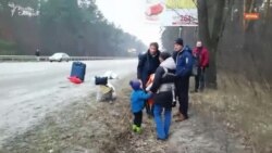 Люди після бомбардувань намагаються покинути місто Ірпінь (відео) Люди після бомбардувань намагаються покинути місто Ірпінь (відео)