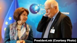 Gordana Siljanovska-Davkova, predsednica Severne Makedonije, i Žozep Borelj (Josep Borrell), bivši šef evropske diplomatije, prilikom susreta pod krovom UN-a u Njujorku, 26. oktobra 2024.