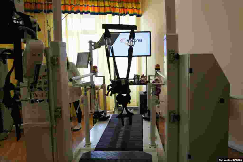 Этот аппарат учит пациентов центра "Детство" ходить.