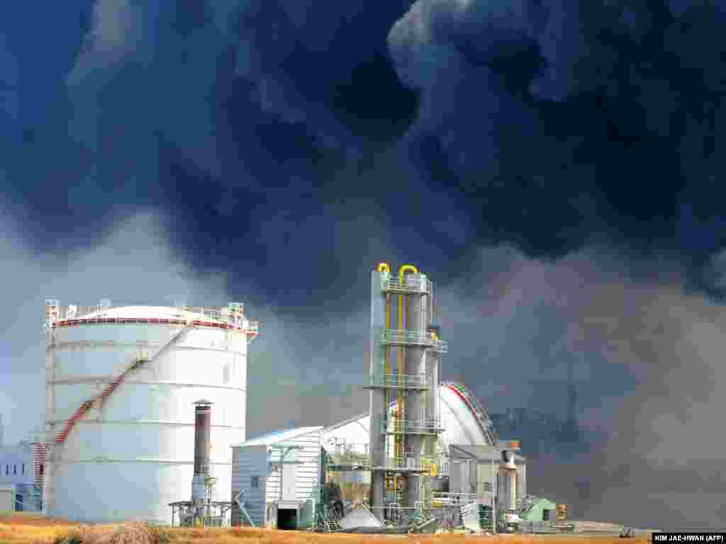 Дим від пожежі вирує у порту в Тагадзьо, префектура Міяґі, що за 100 кілометрів від «Фукусіми-1», – одному з багатьох місць, що зазнали значної шкоди, 13 березня 2011 року