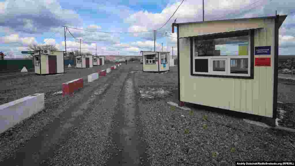 На КПВВ встановлено три кабінки для паспортного контролю осіб, які рухаються в бік контрольованої частини території, та ще три кабінки – для руху на непідконтрольну територію