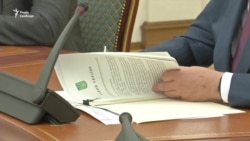 Порошенко підписує закон про мову – відео Порошенко підписує закон про мову – відео