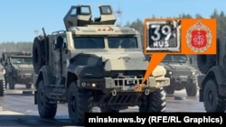 Колаж. Російська бронетехніка з цифровим кодом 39 на номерних знаках, що, імовірно, належить 12-му ГУ Міноборони Росії (його герб на колажі). Аеродром «Липки» під Мінськом, репетиція параду. Фото газети «Мінська правда» від 3 квітня 2025 року
