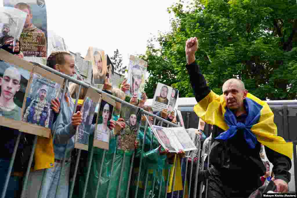 Звільнений український військовополонений проходить повз рідних тих, хто ще залишається в російському полоні, 20 червня 2025 року