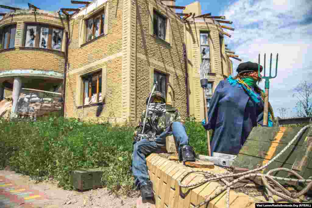 Манекени-«охоронці», які встановили жартома