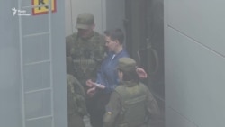 На автозаке и в наручниках: Савченко доставили в суд (видео) На автозаке и в наручниках: Савченко доставили в суд (видео)