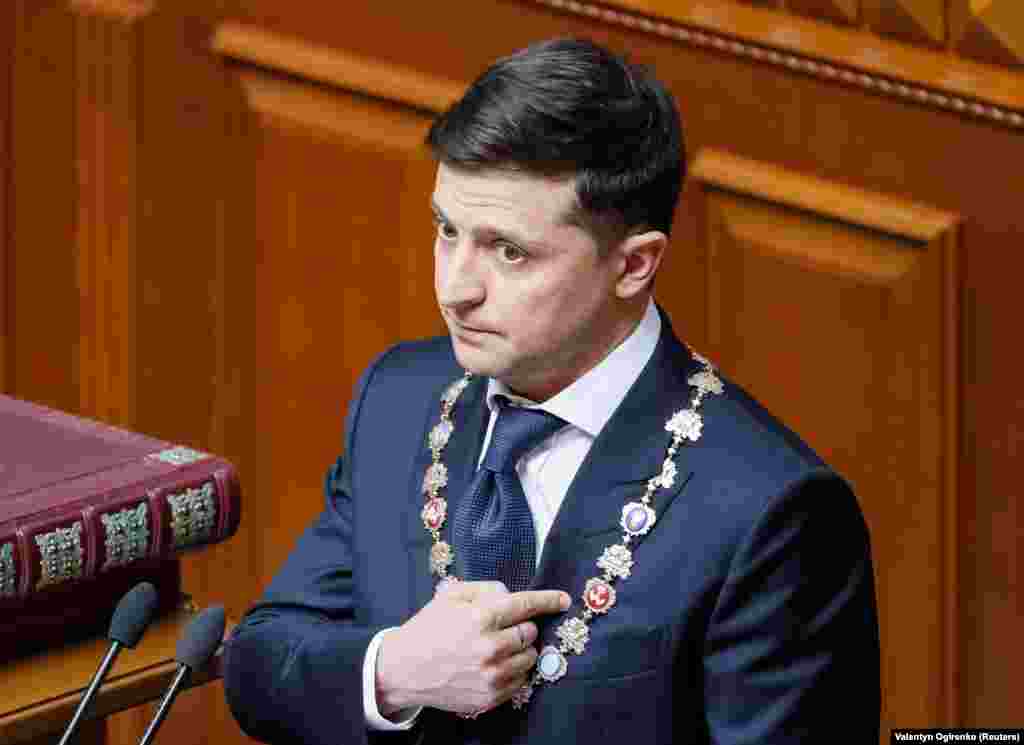 Получил знак президента Украины – его еще называют колар. Он состоит из медальона-подвески, 6 финифтевых медальонов и 12 декоративных звеньев. Венчает колар ладанка, которая, по преданию, принадлежала гетману Ивану Мазепе. Изготовлен знак президента из белого и желтого золота 585-й пробы и весит почти 400 грамм. Во время инаугурации его надевают президенту на шею. Застежка не предусмотрена, чтобы колар случайно не расстегнулся под собственным весом. Фото сделано в момент, когда Зеленский говорит:  «Украинец – это не в паспорте, а в сердце»  