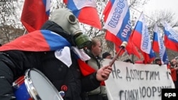 Протест перед посольством Чехії проти розміщення елементів протиракетної оборони США у Східній Європі. Москва, лютий 2007 року