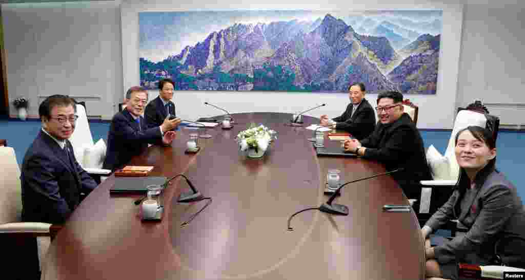 Во время переговоров в Доме мира. «На саммите лидеры провели серьезные и откровенные обсуждения путей, как превратить Корейский полуостров в безъядерную зону, установить устойчивый мир и развивать отношения между Севером и Югом», - говорится в заявлении Сеула, которое цитируют южнокорейские СМИ