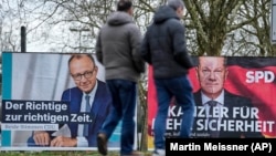 Плакати на підтримку основних конкурентів на посаду канцлера Німеччини – Фрідріха Мерца і Олафа Шольца – на вулиці Дюссельдорфа під час виборчої кампанії. 11 лютого 2025 року