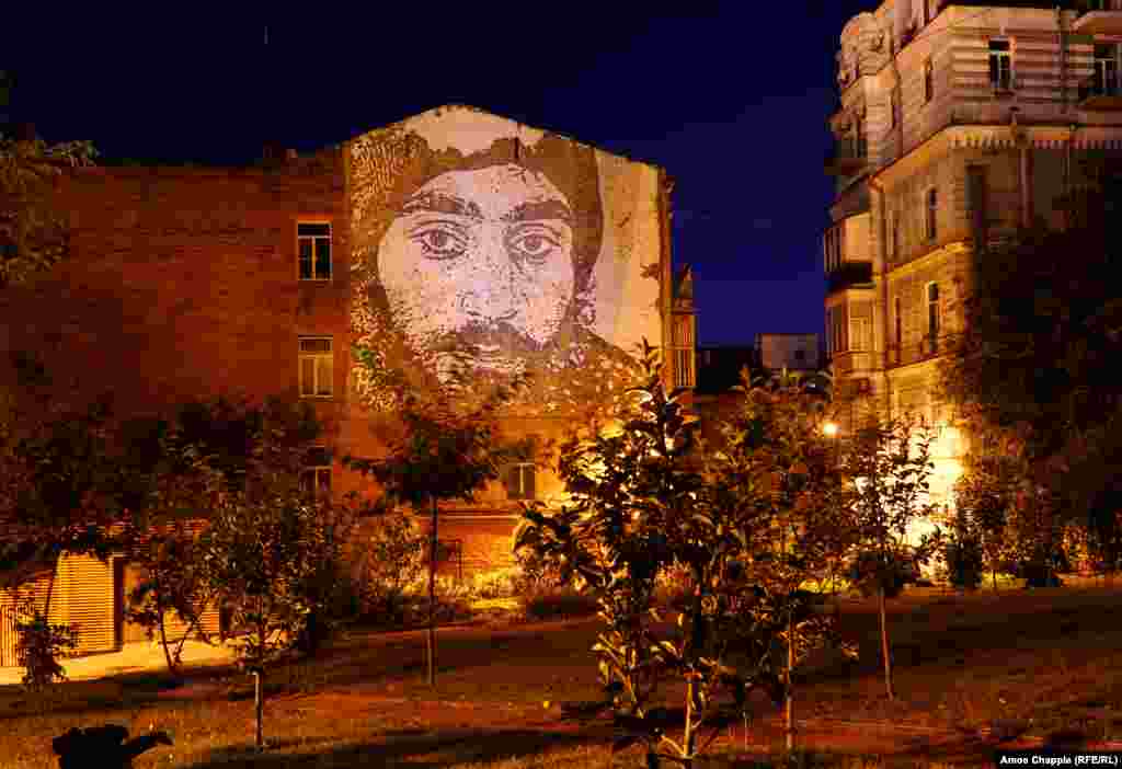 Портрет Сергія Нігояна, першого, хто загинув під час протестів Євромайдану. Вірменин за національністю, він був убитий незадовго до наступу силовиків на демонстрантів зимового ранку 22 січня 2014 року. Батько Нігояна, побачивши цей портрет, сказав: «Ми пишаємося ним. Дякуємо всім, хто поважає і береже його пам’ять». Автор – португальський художник Vhils (вулиця Михайлівська, 22Б)