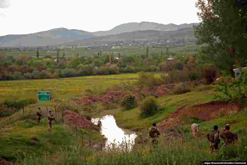 Територіальна межа, що позначає територію Південної Осетії, патрулюється озброєною грузинською поліцією, 2016 рік. Після збройного протистояння, що тривало протягом 1990–1992 років, проблема Південної Осетії неодноразово спалахувала, особливо в 2008 році, коли спроба Грузії повернути регіон призвела до тотальної війни з Росією. Після цього Кремль офіційно визнав «незалежність» Південної Осетії, і російські та осетинські військові поступово переставляли огорожі та територіальні знаки все глибше на незаперечну територію Грузії. Москва заявила, що це відбувається через те, що південні осетини позначають свої «справжні територіальні межі відповідно до мап радянських часів»