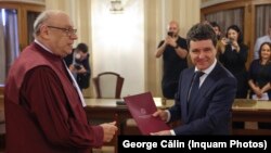 Переможець президентських виборів у Румунії Нікушор Дан (справа) під час засідання Конституційного суду, 22 травня 2025 року