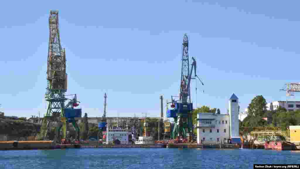 Доковая бухта, получившая свое название по размещенным здесь сухим докам, в которых ремонтируют суда. Также бухту называют Панайотовой – по наименованию спускающейся к ней балки