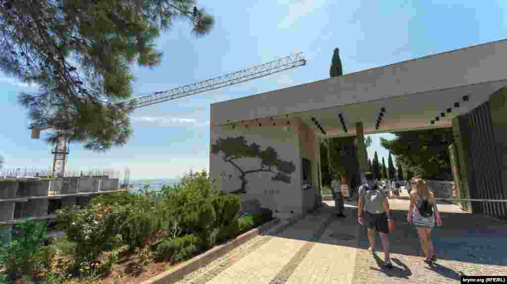 Стрела башенного крана чуть ли не нависает над центральным входом на территорию Форосского парка и санатория «Форос». В разгар курортного сезона идет строительство паркового комплекса «Южная Ривьера». Местные жители говорят, что парковый комплекс – это многоэтажный элитный дом. До 2014 года местные власти запрещали какие-либо строительные работы в летний период