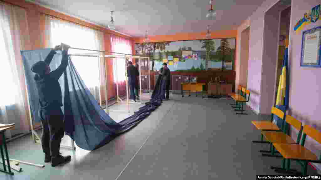 Облаштування та підготовка до роботи дільниці у селищі Новотошківське розташованому фактично на краю «сірої зони» у Луганській області. Запрошення на голосування вже були доставлені місцевим виборцям та практично завершена перевірка виборчих списків. За цією дільницею закріплено близько 600 виборців. Селище Новотошківське, Луганська область, 28 березня 2019 року ПЕРЕГЛЯНЬТЕ ФОТОГАЛЕРЕЮ