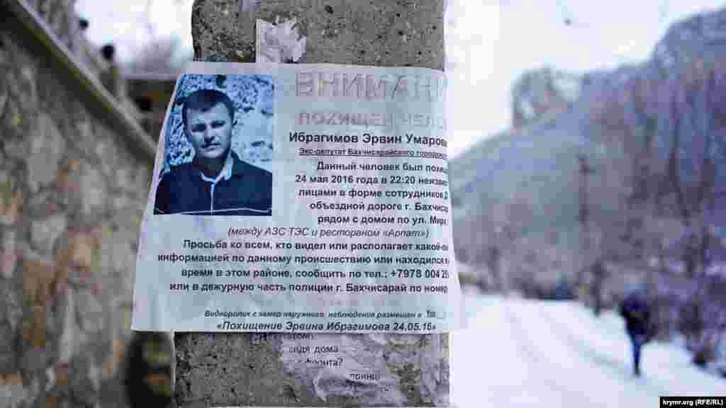 То и дело на глаза попадаються расклеянные на придорожных столбах и заборах объявления о розыске похищенного в прошлом году крымскотатарского активиста Эрвина Ибрагимова – как наглядное напоминание у суровых реалиях края