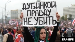 У Мінську та інших містах Білорусі упродовж кількох місяців відбувалися масові протести проти оголошених владою результатів президентських виборів. Ці протести були жорстоко придушені лояльними Лукашенкові силовиками