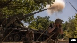 Українські військовослужбовці 43-ї артилерійської бригади ведуть вогонь із самохідної артилерійської установки 2С7 «Піон» по російських позиціях у Покровського району 8 серпня 2024 року