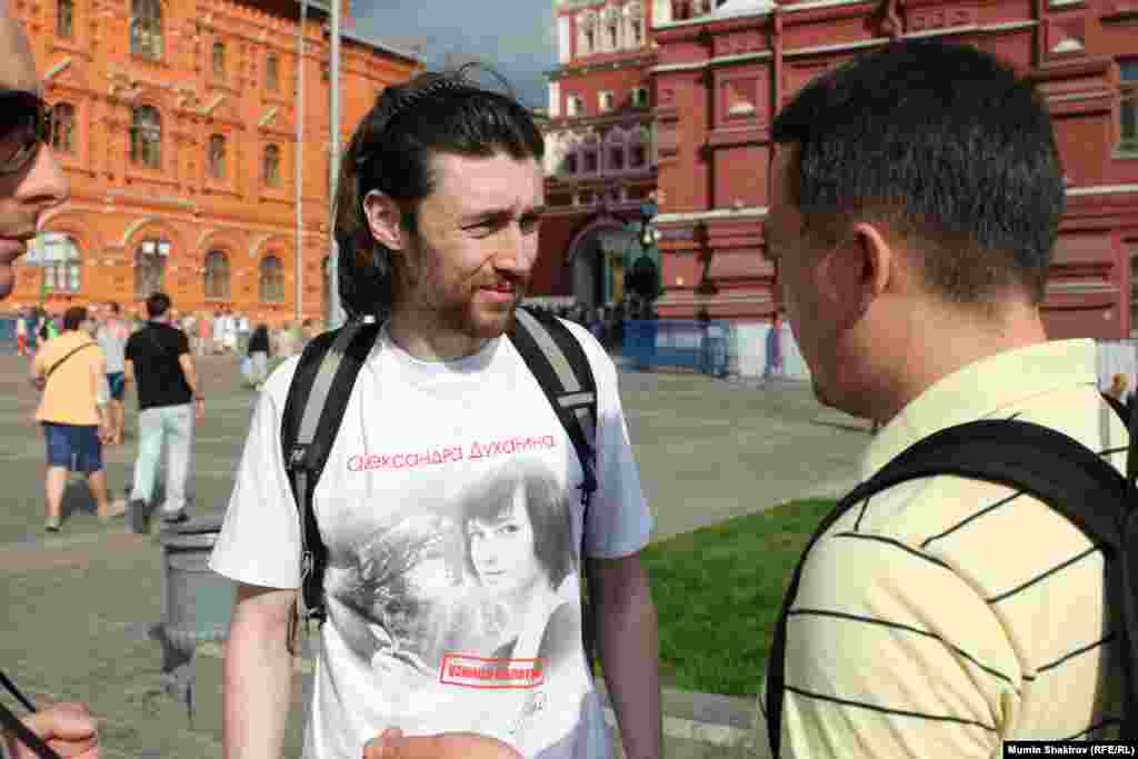 Гражданский активист Эмиль Терехин за несколько минут до задержания его полицейскими. 