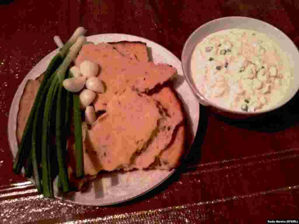 ЦIоросаролъул чед нисогун ва тIорахьгун. ГIадатияб къагIидаялда цадахъ гьекъола калмыкчай. 