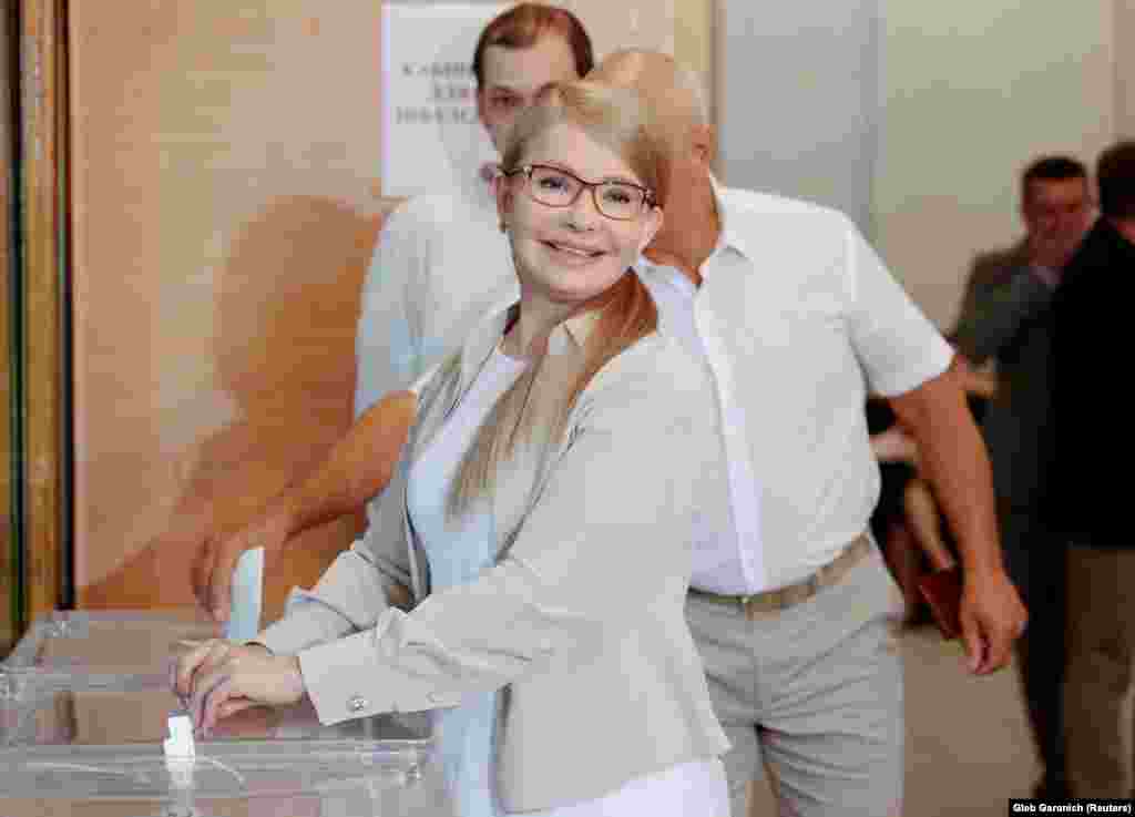 Лідер партії «Батьківщина» Юлія Тимошенко голосує на виборчій дільниці в Києві 