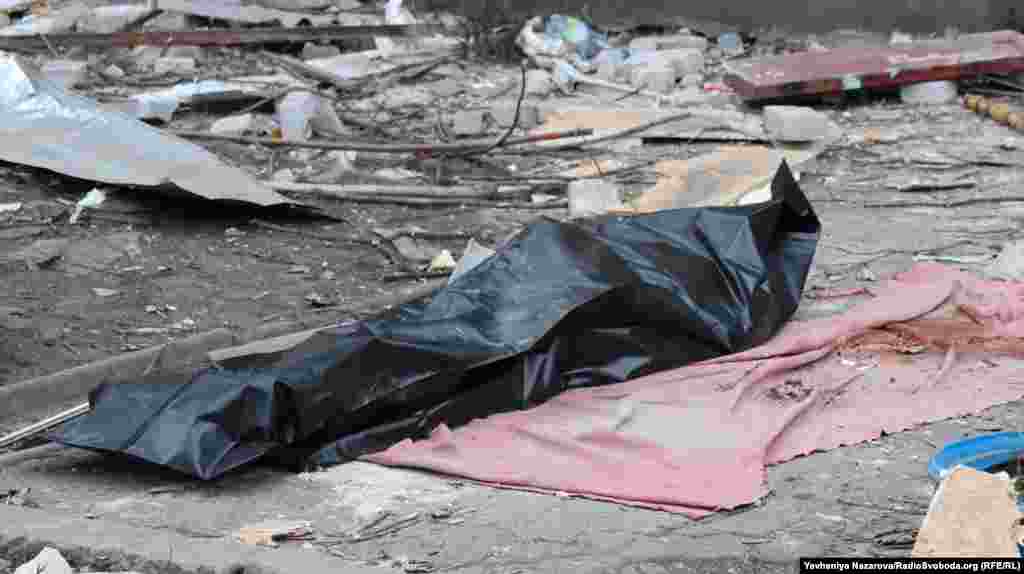 Тіло загиблого 47-річного чоловіка біля будинку, на який припав ракетний удар. У лікарні доставили понад 20 постраждалих, серед них 5 людей у важкому стані. «Стан ще п'яти людей медики оцінюють як середньої тяжкості. Серед них двоє співробітників ДСНС», – сказав Федоров