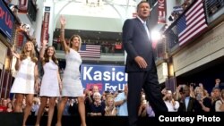 Джон Кейсик с женой и дочерьми